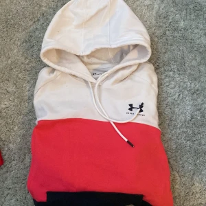 Under armour hoodie  - Säljes då den inte längre kommer till användning. Använd väldigt få gånger. Storlek L men liten i storleken. 