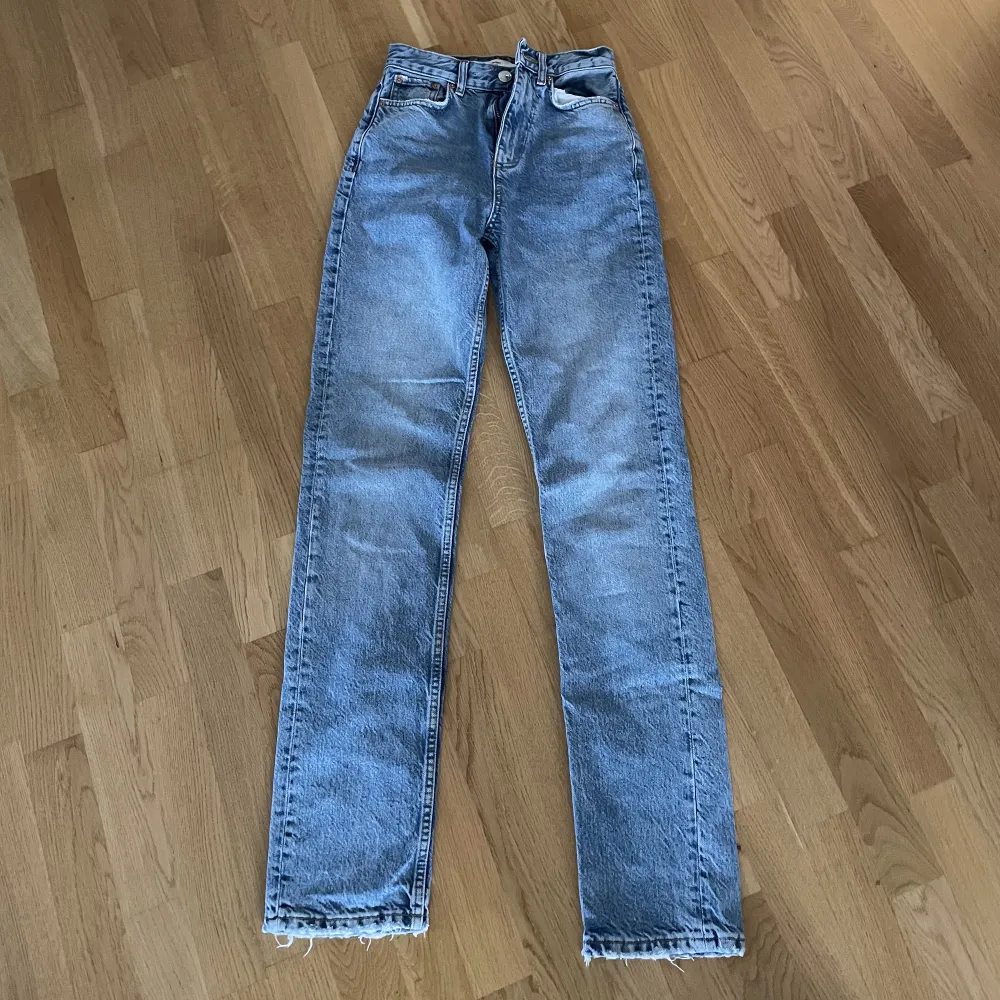 Ett par ljusblå straight jeans från Gina tricot i storlek 32. De är använd ganska många gånger men är i bra skick.. Jeans & Byxor.