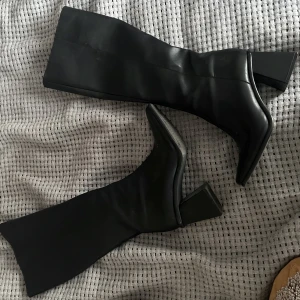 Boots - Superfina boots från pull & bear stel 40 och endast använde en gång då de är för stora för mig (är en 38/39) köparen står för frakt 🥰