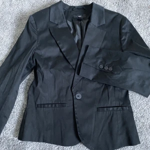 Kavaj - Svart kavaj ifrån H&M. Använd cirka 4-5 gånger. Mycket bra skick. 50kr+ frakt💓