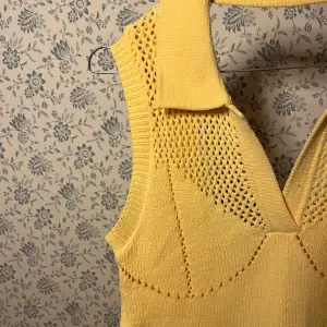 Cool gul klänning från Zara, med unika detaljer och en öppning i ryggen