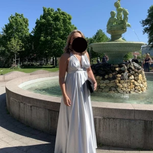 BALKLÄNNING - NYPRIS 2200kr.                                                           Säljer nu världens snyggaste och skönaste balklänning som är köpt från jj’s house! Den som en storlek S, skulle påstå att den passar även 34, 36 & 38. Jag är 165 och den passar perfekt på mig. använd vid ett tillfälle, hade då på mig ett par killlackar med 8cm klack! Vill du ha fler bilder eller mått så hör av er så skickar jag självklart det privat!  