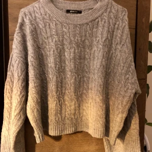 Stickad tröja  - Stickad tröja med vida ärmar