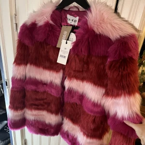 Pink Faux Fur Jacket  - Mjuk och fluffig jacka till den som älskar rosa 💕 helt oanvänd från NA-KD.  Orginal priset 1099 sek 