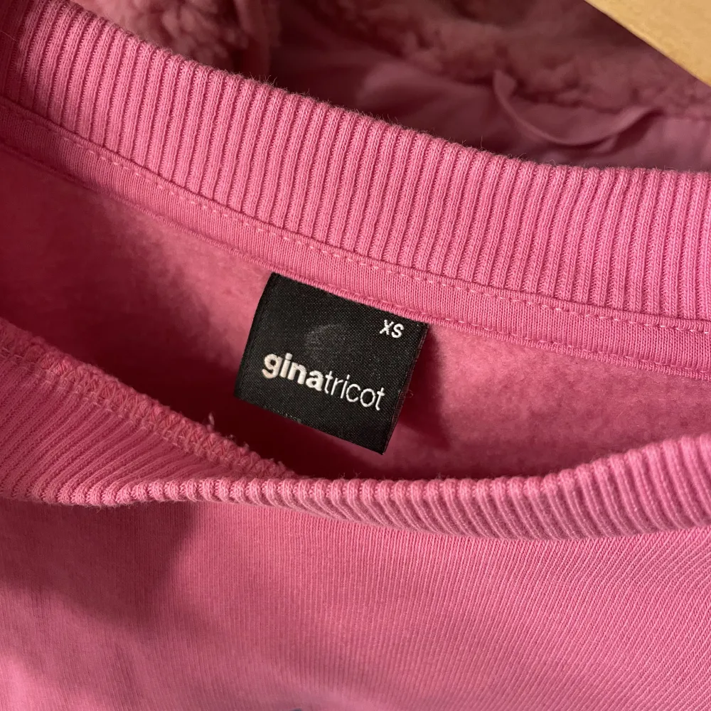 Säljer en rosa tröja från Gina där det står Malibu på, säljer försatt den inte kommer till användning längre, använd några gånger och fint skick!. Tröjor & Koftor.