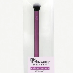Sminkborste real techniques - Säljer en oanvänd sminkborste från real techniques✨💕passar till allt möjligt🥰Säljer för 50kr💕