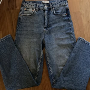 Jeans - Blåa jeans från Gina i storlek 32. Sparsamt använda och i fint skick.