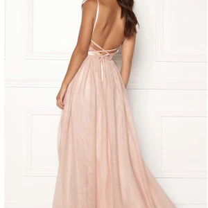 Balklänning - Säljer min balklänning, använd endast en gång. En sömmerska har sytt upp klänningen så den passar perfekt för någon som är ca 150-160cm. Köpt för 1200 för ungefär ett år sen, pris kan diskuteras!!