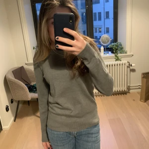 Saint tröja - Tröja från Saint i grå färg. Perfekt skick endast använd ett fåtal gånger. Säljer på grund av för lite plats. Köpt för 299kr. Ärmarna är lite puffiga. Skickar gärna fler bilder bara skriva privat