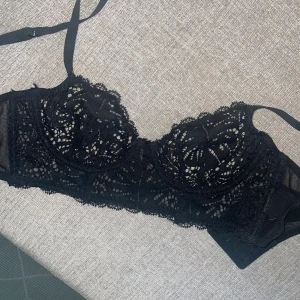 Bralette från &other stories  - Superfin bralette som aldrig använts från other stories. Har för många.  Strlk 75a 