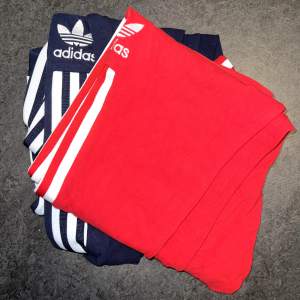 Två par Adidas leggings i Strl medium, röd och marinblåa. Använda 1-2 gånger Hör av er vid fler frågor!