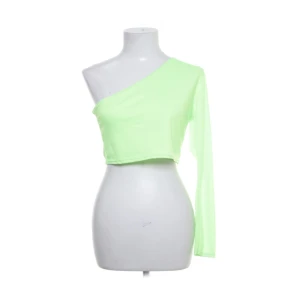 Neon - Säljer min topp i neon grön, endast använd en kväll! Kommer ej till använding mer och säljs där med vidare!