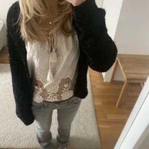 Zara kofta - Svart glittrig kofta från Zara. Använt den en gång men inga defekter alls💕 Bara att höra av sig om du är intresserad🥰