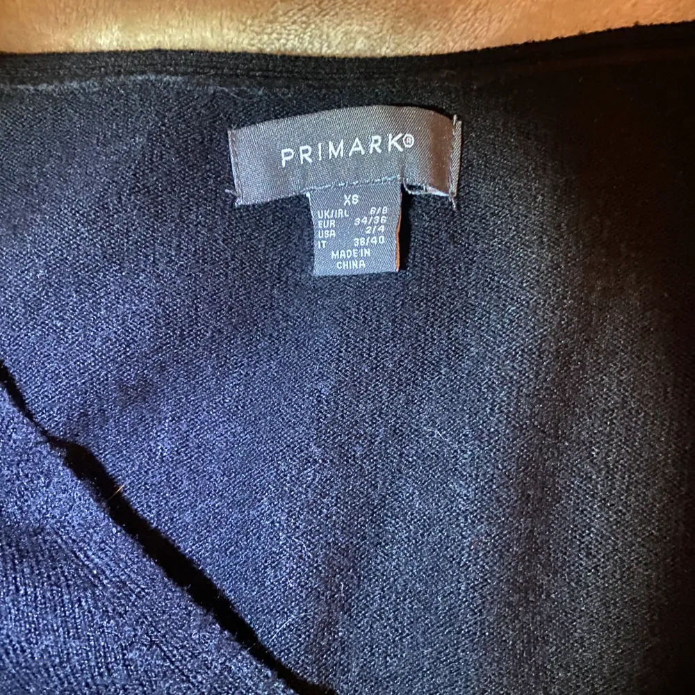 Super fin lång ärmad tröja från primark som aldrig är använd! Frakt tillkommer❤️. Tröjor & Koftor.