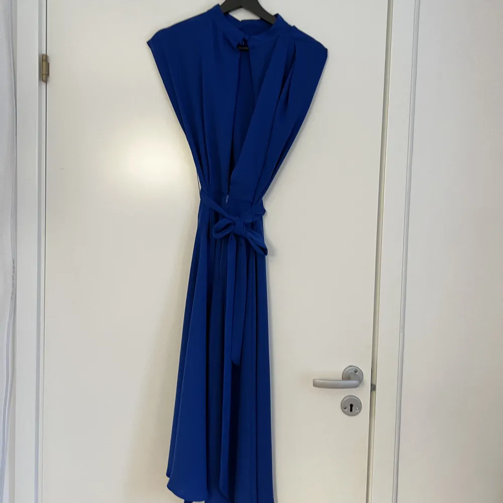 Så fin festligare klänning i kornblått, använd en gång så i ett fantastiskt skick! . Klänningar.