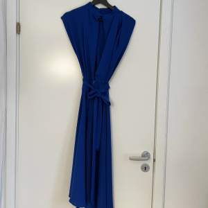 Så fin festligare klänning i kornblått, använd en gång så i ett fantastiskt skick! 