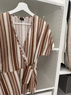 Blus  - Somrig topp från ginatricot i XS. Ny!