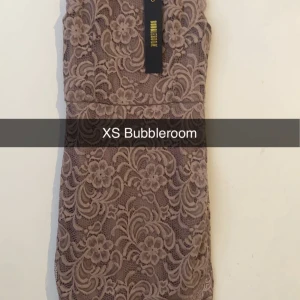 Klänning  - Har två st en som är i stl XS och en i stl XL XS,XL