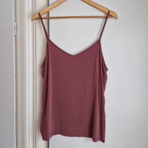 Svalt och silkigt linne Monki (NY!) - Linne med fint fall. Tyngre, silkigt syntetmaterial.  Smickrande v-ringning. Ny med lapp kvar.  Passar M/L/40/42 