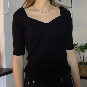 V-ringad topp - Svart v-ringad topp från NA-KD i storlek xs men passar s och liten m. 💕