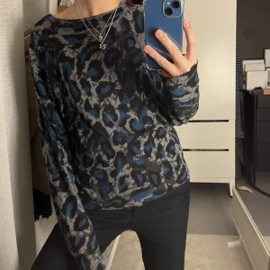 Zadig leopard tröja - Supermjuk långärmad tröja från Zadig&Voltaire i Cashmere och ullblandning😍😍storleken är M men passar mig bra som vanligtvis har S❤️
