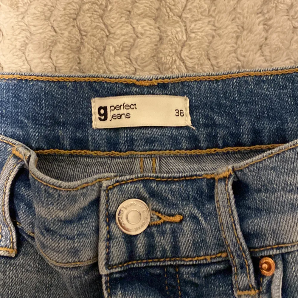 Säljer mina jeansshorts då dom aldrig kommer till användning. (Köparen står för frakten) . Jeans & Byxor.