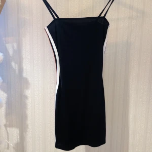 Klänning  - Säljer den här super snygga klänningen. Tyvärr har den knappt blivit använd då det inte är min stil :( Skickar inte kan bara mötas upp.