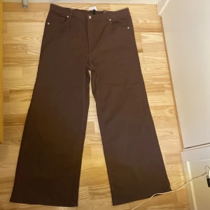 120kr hm byxor High Waist - Inte använd och i bra skick, storlek 50 med en fin brun färg på jeansen, vida ben