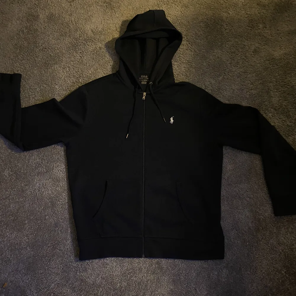 Hej, Jag säljer nu min Polo Ralph Lauren zip hoodie i storlek L. Den är knappt använd och skicket på den är 9/10. . Hoodies.