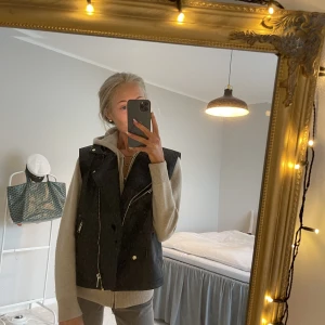 Skinnväst  - Skitcool skinn väst med så fina guldiga/lite silvriga detaljer  Perfekt till vardags och fest  Nypris ca 600 Storlek M 