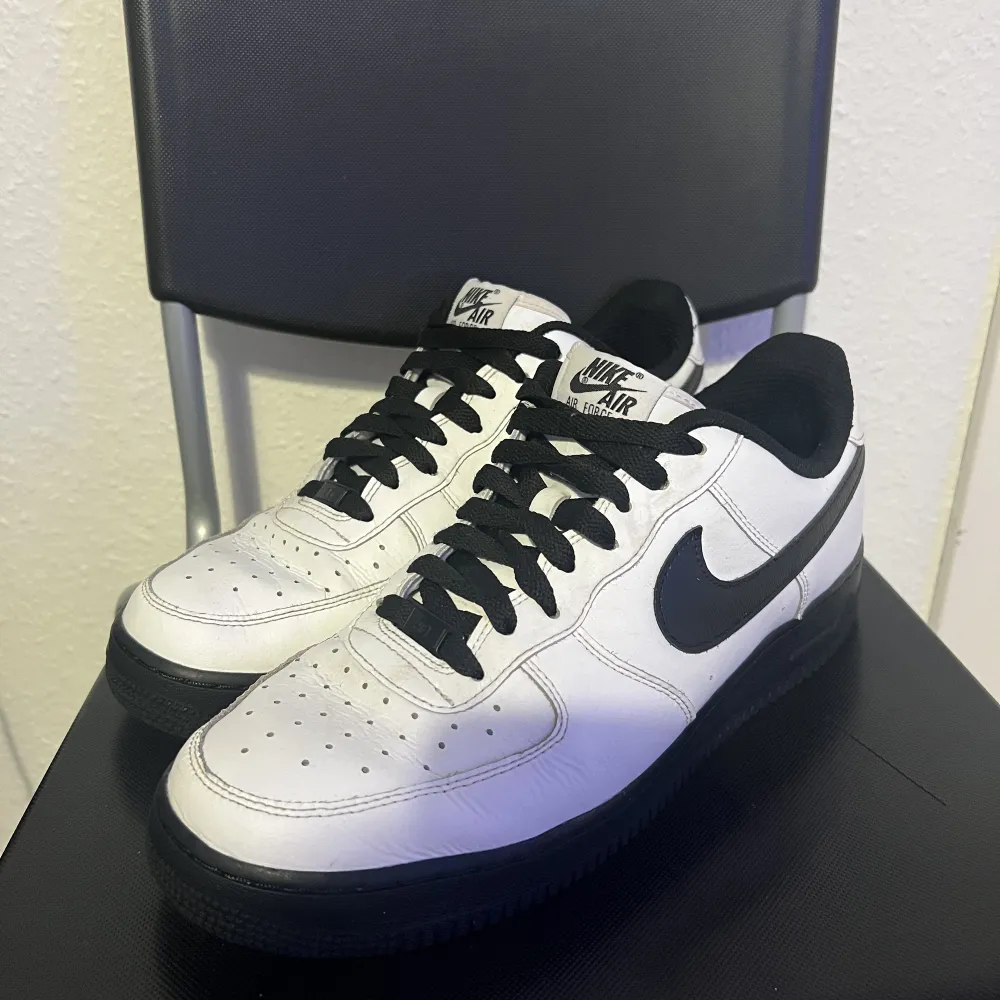 Säljer mina custom af1 för de inte passar mig längre. Gjorde de själv på Nikes hemsida för 1600kr alltså originalpriset är den summan. Rätt så rena inga märken eller något bara lite creesade. Hör av dig för mer bilder eller info. . Skor.