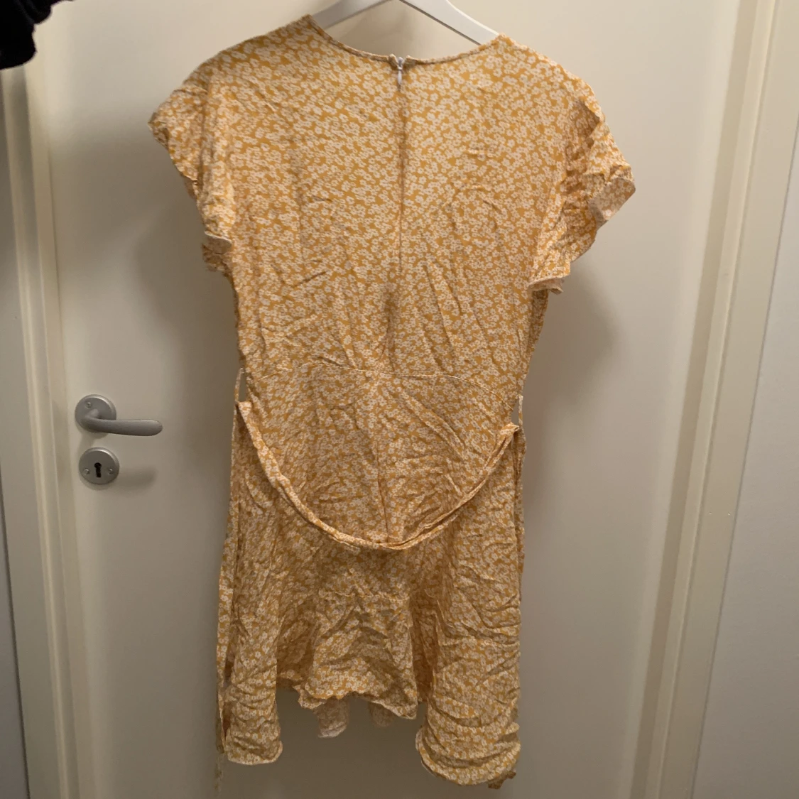 Gul småblommig klänning - 90