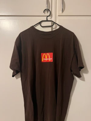 TRAVIS SCOTT T-SHIRT - Tjena! Säljer min travis scott tisha som inte kommer till användning.  Det är storlek M och skick 7/10. Hör av er vid intresse 🍟