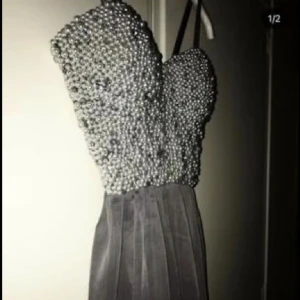 Finklänning - Bal- eller finklänning i storlek XS som endast använts vid 2 tillfällen. Något sliten längst ner i yttersta tyget då den var lite för lång för mig (1.60 cm), kan skicka bild på detta. Gillar den supermycket men används aldrig. 