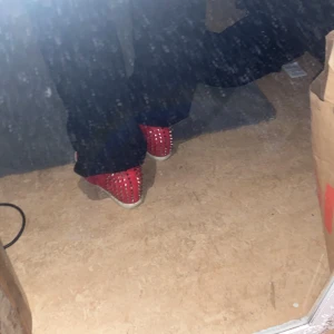 Nit klackar  - Skit coola röda klackar med nitar, kan tyvärr inte ha dem då dem är förstora. Men väldigt sköna💕⚡️isabellmarant liknande uppbyggnad❤️