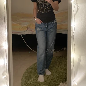 lågmidjade jeans - lågmidjade jeans med raka ben. hål på höger knä