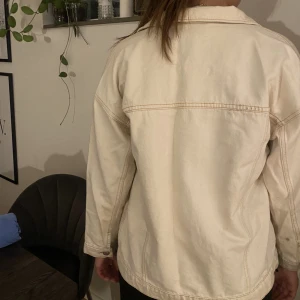 Jeansjacka - Säljer denna fina jeansjacka då den inte kommer till någon användning😍du står för frakten!!! Har en fläck på bakarmen men syns knappt på🫶🏼