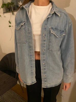 Jeansjacka  - Säljer denna fina jackan som används ett få tal gånger😍du står för frakten!!!