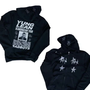 Yung Lean hoodie  - Scandinavian tour Yung Lean/SADBOYS merch. Storlek LARGE. (Jätte liten i storleken så passar som M). Jätte skön och bra kvalitet. Som ny förutom lite skadade på snöret längst ner. 😇😇🤍