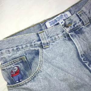 Polar Bigboys Jeans - Storlek M, sparsamt använda och ej slitna. Pris kan diskuteras vid snabb affär!   Org pris 1299 sek.  Se mått här:  https://polarskateco.com/products/big-boy-jeans-dark-blue?_pos=2&_sid=cd0019ea0&_ss=r  