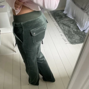 Juicy byxor - Säljer nu mina juicy couture byxor som jag inte använder! Superfint skick och fortfarande jättelena osv! Först till kvarn🥰🥰