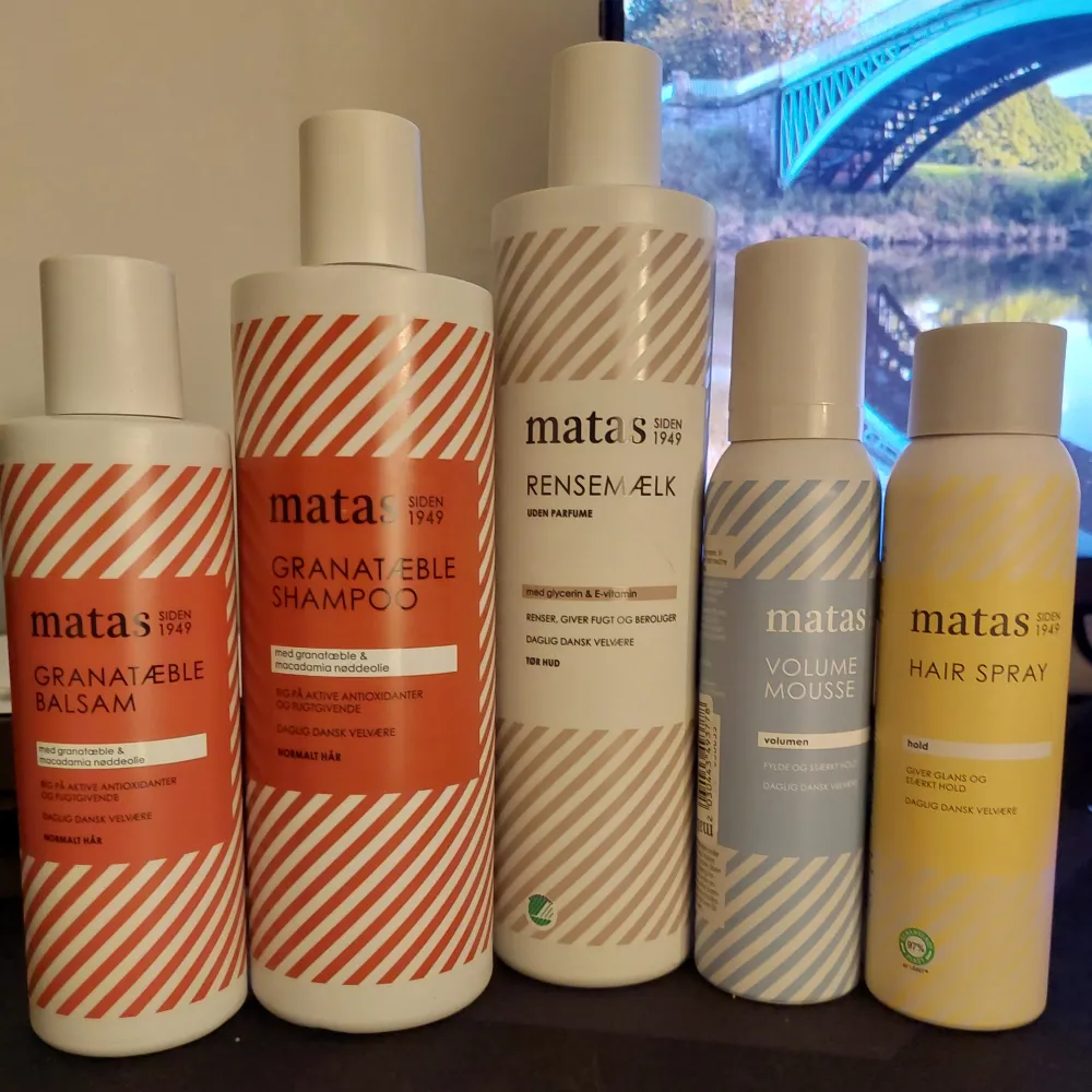 The set includes: - Matas Hair spray - Matas Volume mousse  - Matas Resemælk - Matas Granatæble Shampoo - Matas Granatæble Balsam - Everything is new and never opened  - Don't hesitate to contact me if there are any questions about the product(In English). Accessoarer.