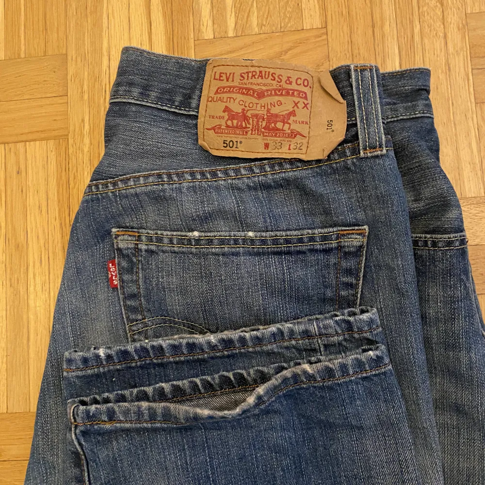 Feta Levis jeans i helt okej kondition. Om du vill ha mer informatione eller bilder med dem på så skriv 😁. Jeans & Byxor.