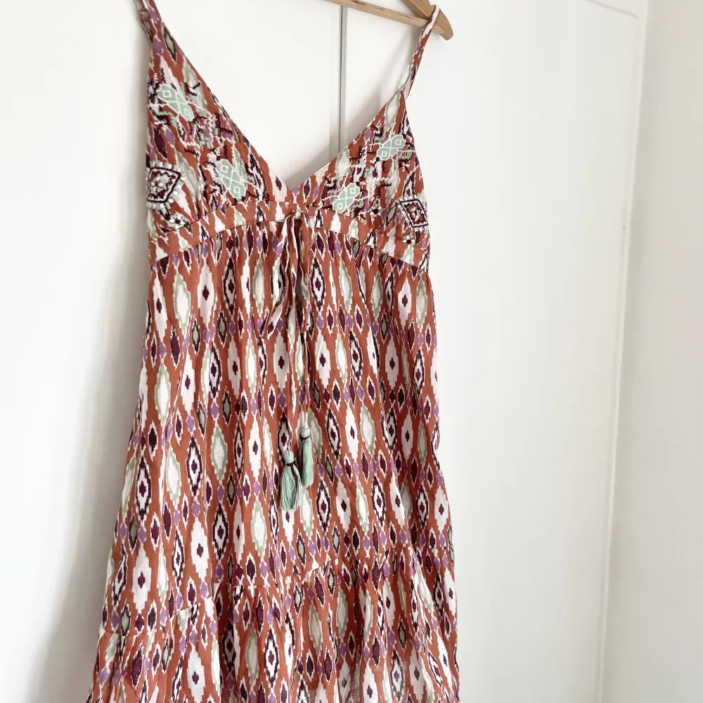 Köpt i Stockholm inne på Pull & bear💫väldigt fin och bekväm klänning som har en unik stil💖Köpt för 300 kr, säljer numera för endast 119 kr.. Klänningar.