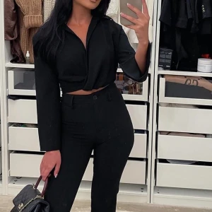 Kort skjorta med veck  - Säljer denna toppen från zara i färgen svart pågrund av att den inte kommer till användning längre. Knappt använd. ❤️