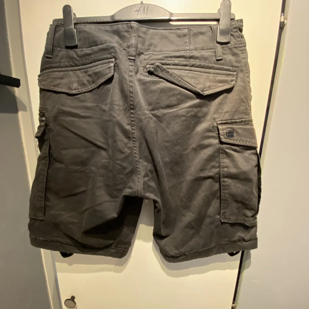 Cargo shorts från g star, skick 6/10 storlek 31. Shorts.
