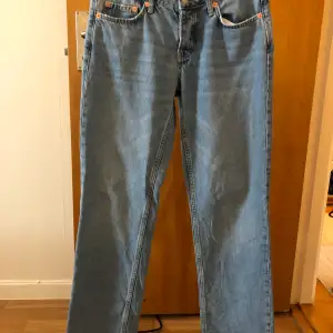 Jeans från Lager 157 i fint skick. Storlek S. Baggie i modell.