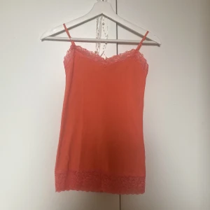 Linne - Orange linne i storlek XS Bra skick men några lösa små trådar på ett ställe  Skönt material på toppen.
