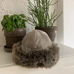 Mössa pälsimitation - Säljer min mössa som jag fyndat på stadsmissionen. Päls och mockaimitation! Fin kvalité och i bra/oanvänt skick.