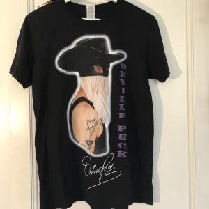 Orville Peck merch - Vår tids sexigaste cowboy? Orville Peck givetvis 🤠🎸 T-shirt från hans OTROLIGA spelning på stay out west 2019. Aldrig använd